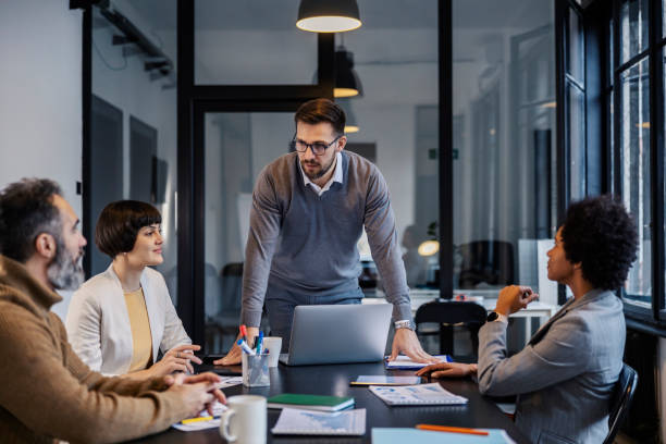2025 : financer son entreprise entre opportunités et vigilance En 2025, le financement reste un levier central pour la croissance des entreprises françaises. Rien qu’en juillet, plus d’un milliard d’euros par jour a été injecté dans l’économie sous forme de crédits bancaires. Les chiffres le prouvent : malgré les crises récentes, les TPE, PME et ETI françaises ont su rester solides, avec des marges préservées, une trésorerie globalement renforcée et un endettement net au plus bas depuis dix ans.
