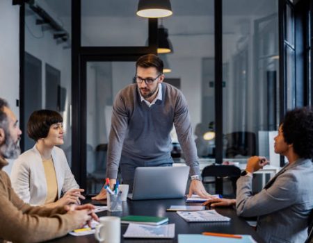 2025 : financer son entreprise entre opportunités et vigilance . 2025 : financer son entreprise entre opportunités et vigilance En 2025, le financement reste un levier central pour la croissance des entreprises françaises. Rien qu’en juillet, plus d’un milliard d’euros par jour a été injecté dans l’économie sous forme de crédits bancaires. Les chiffres le prouvent : malgré les crises récentes, les TPE, PME et ETI françaises ont su rester solides, avec des marges préservées, une trésorerie globalement renforcée et un endettement net au plus bas depuis dix ans.